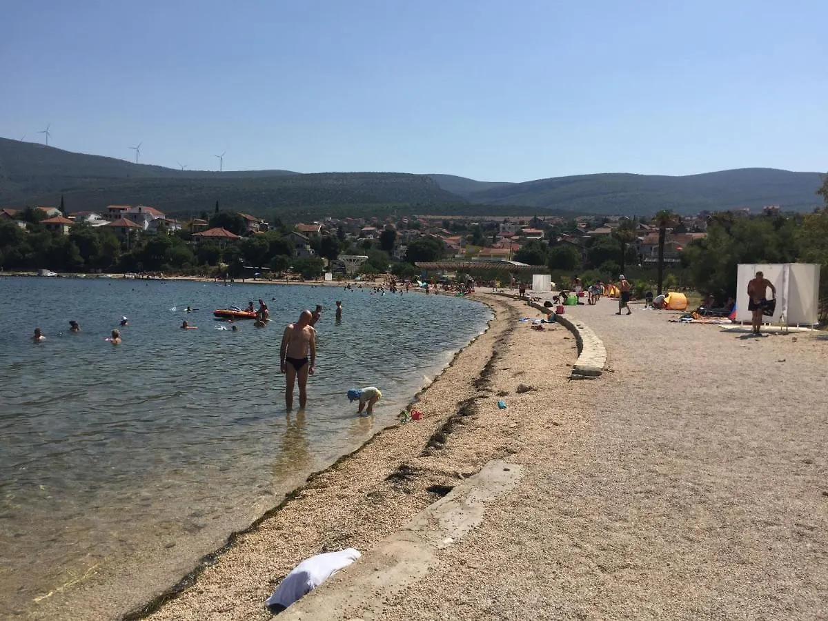Ela Apartmani A2 Gornji Karin Guest house