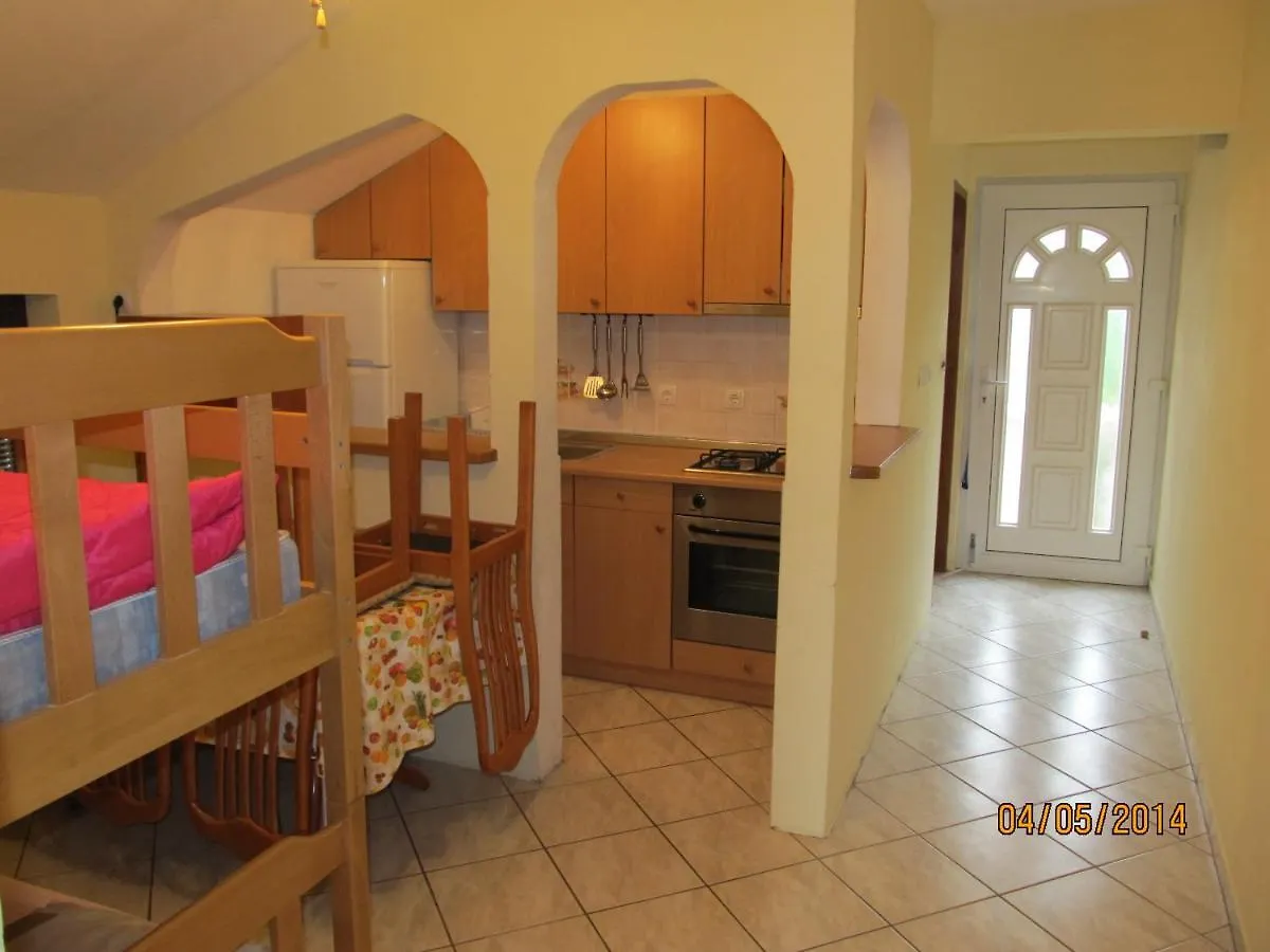 Ela Apartmani A2 Gornji Karin Guest house